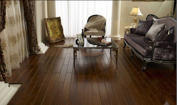  優等品實木地板，呈現出的天然原木紋理和色彩圖案，給人以自然、柔和、富有親和力的質感，同時有東暖夏涼、觸感好的特性。