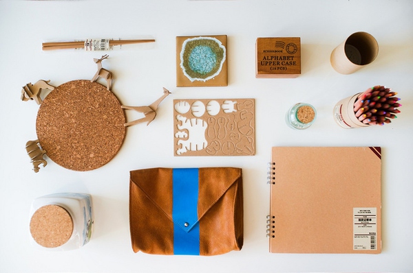 統一桌上物件如：筆記本、筆、杯子等