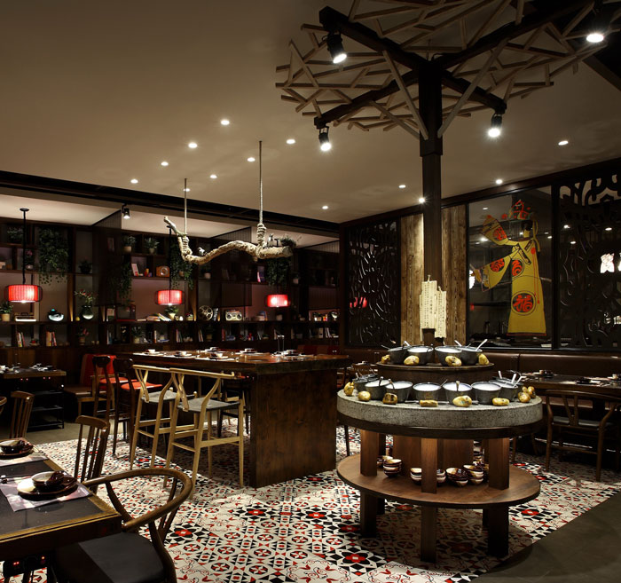 沉穩(wěn)、古樸、自然、寧靜的火鍋店擺放區(qū)域方案設(shè)計效果圖
