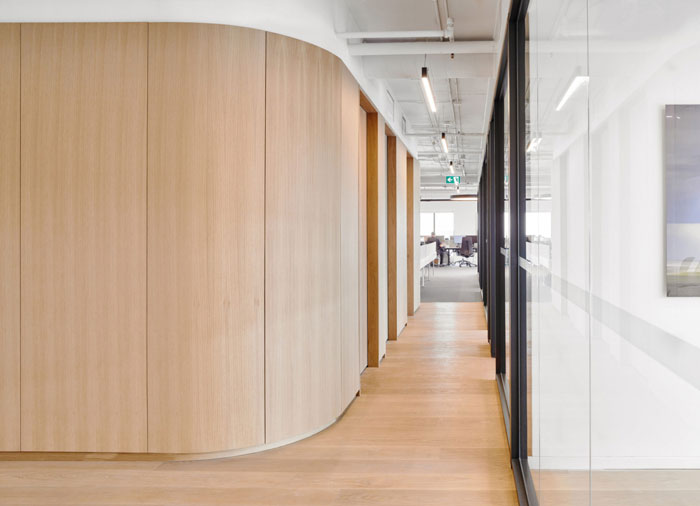 投資集團(tuán)辦公室過道裝修設(shè)計效果圖