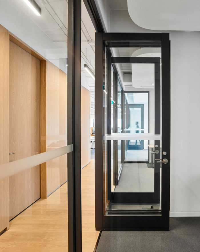 投資集團(tuán)辦公室過道裝修設(shè)計效果圖