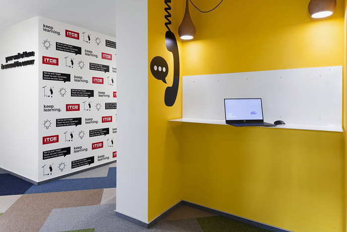 IT培訓機構辦公室動線裝修設計效果圖